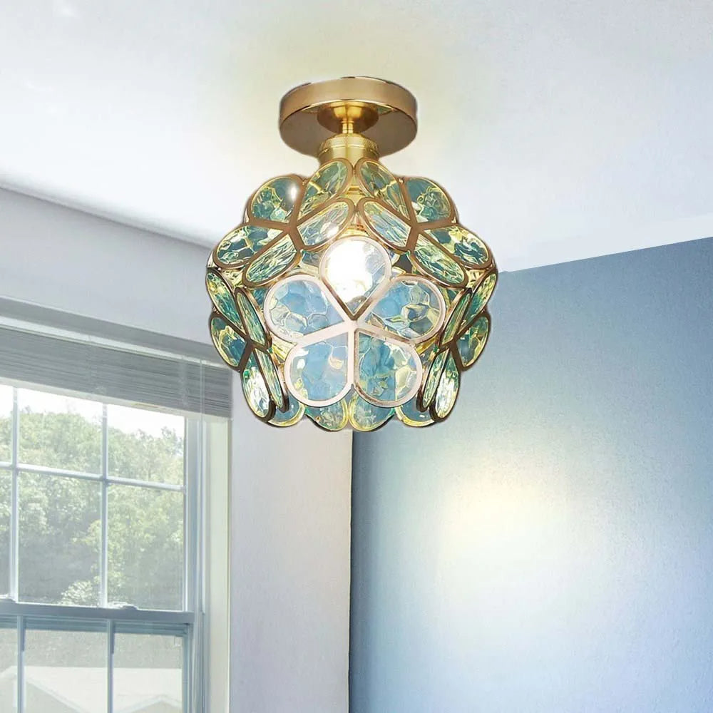 Stilig taklampe i blomsterdesign; skaper varm og innbydende stuebelysning.