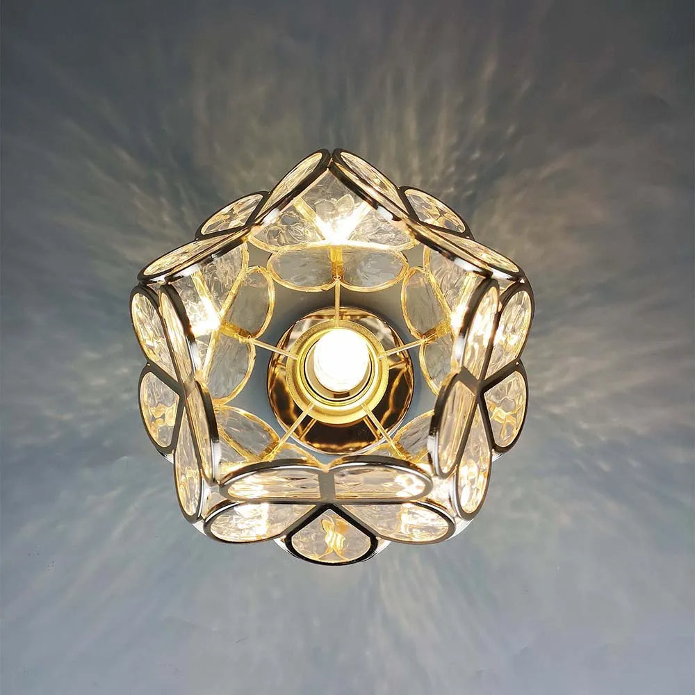 Designer taklampe i blomsterform; en stemningsskapende løsning for gang og stue.