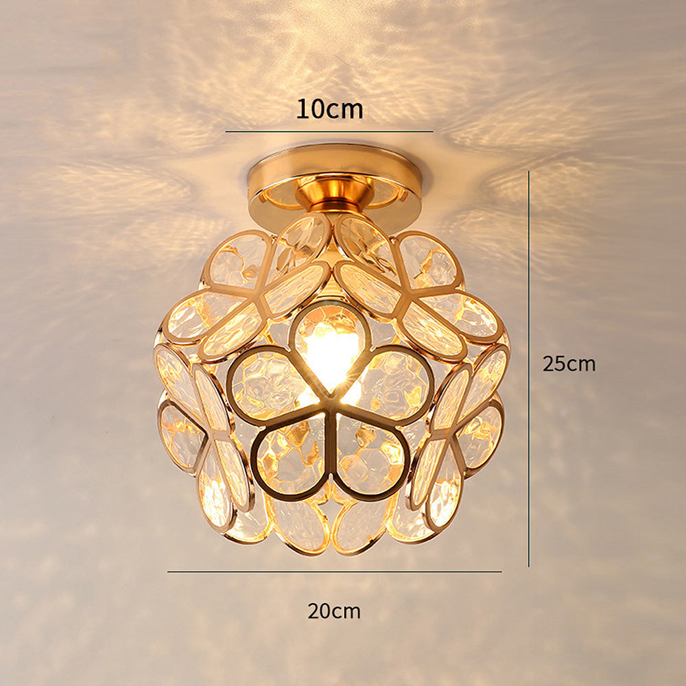 Lekker taklampe i moderne blomsterdesign; perfekt som elegant stuebelysning.