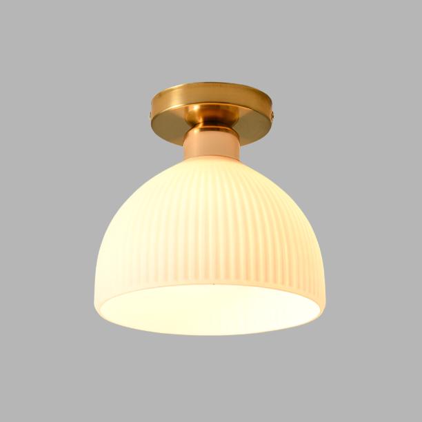 "Moderne taklampe i melkehvit glass med elegant design for myk belysning, passer moderne interiør."
