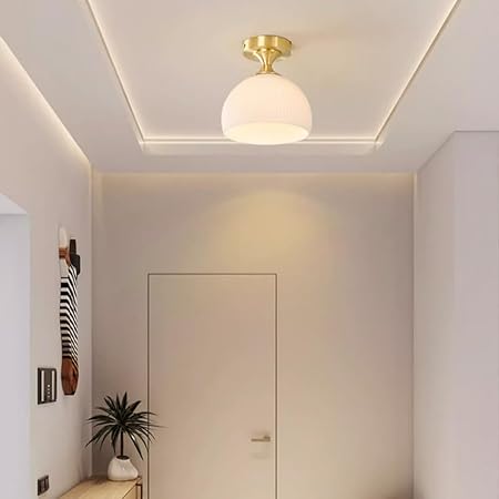 "Moderne taklampe i melkehvit glass med elegant design for myk belysning, passer moderne interiør."