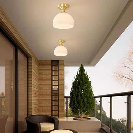 "Moderne taklampe i melkehvit glass med elegant design for myk belysning, passer moderne interiør."