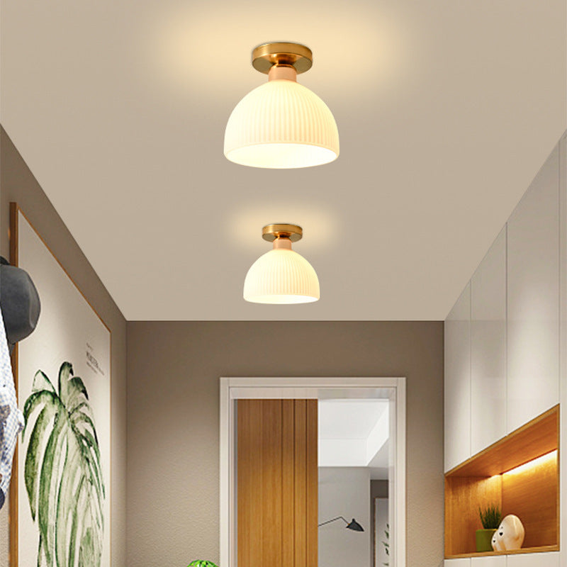 "Moderne taklampe i melkehvit glass med elegant design for myk belysning, passer moderne interiør."