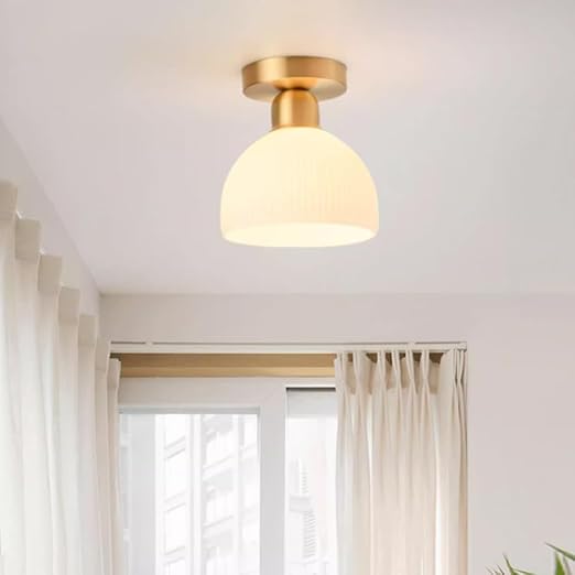 "Moderne taklampe i melkehvit glass med elegant design for myk belysning, passer moderne interiør."