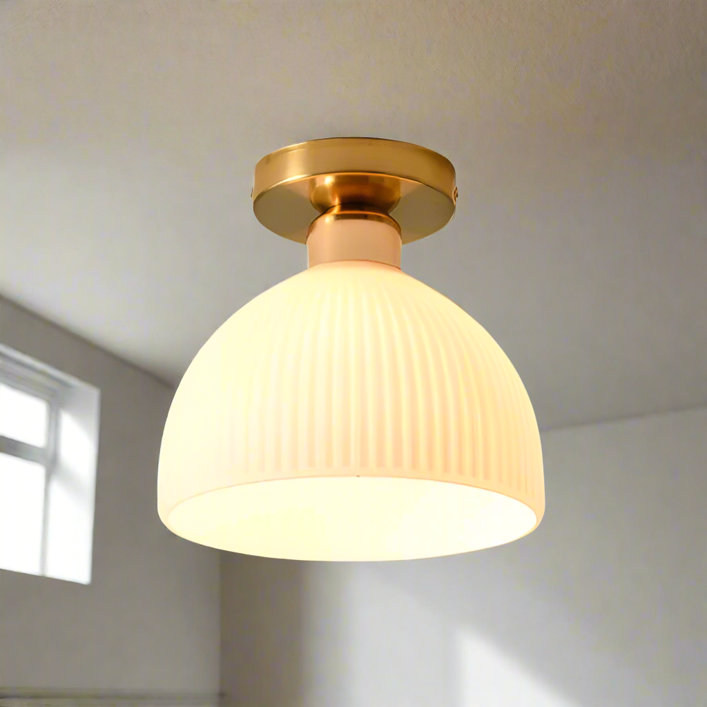 "Moderne taklampe i melkehvit glass med elegant design for myk belysning, passer moderne interiør."