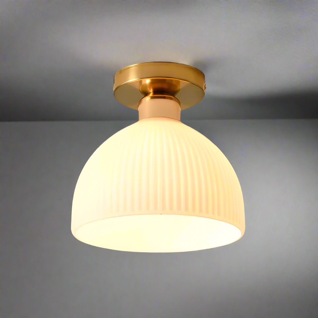"Moderne taklampe i melkehvit glass med elegant design for myk belysning, passer moderne interiør."