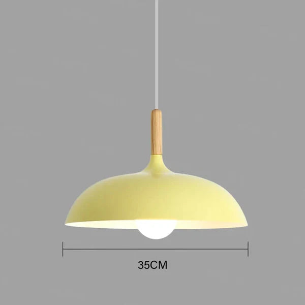 Detaljbilde av moderne taklampe, skandinavisk minimalisme for en lys og luftig følelse i rommet.