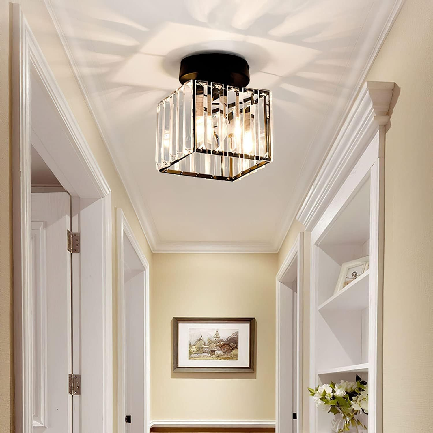 Elegant, moderne taklampe med glitrende lys; ideell for stue og spiseplass.