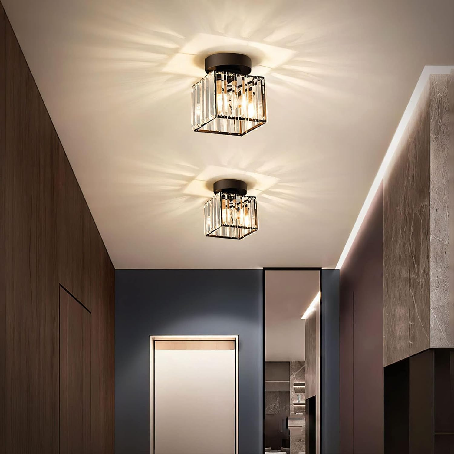 Moderne taklampe, elegant design for stuebelysning; med unike lysdetaljer.