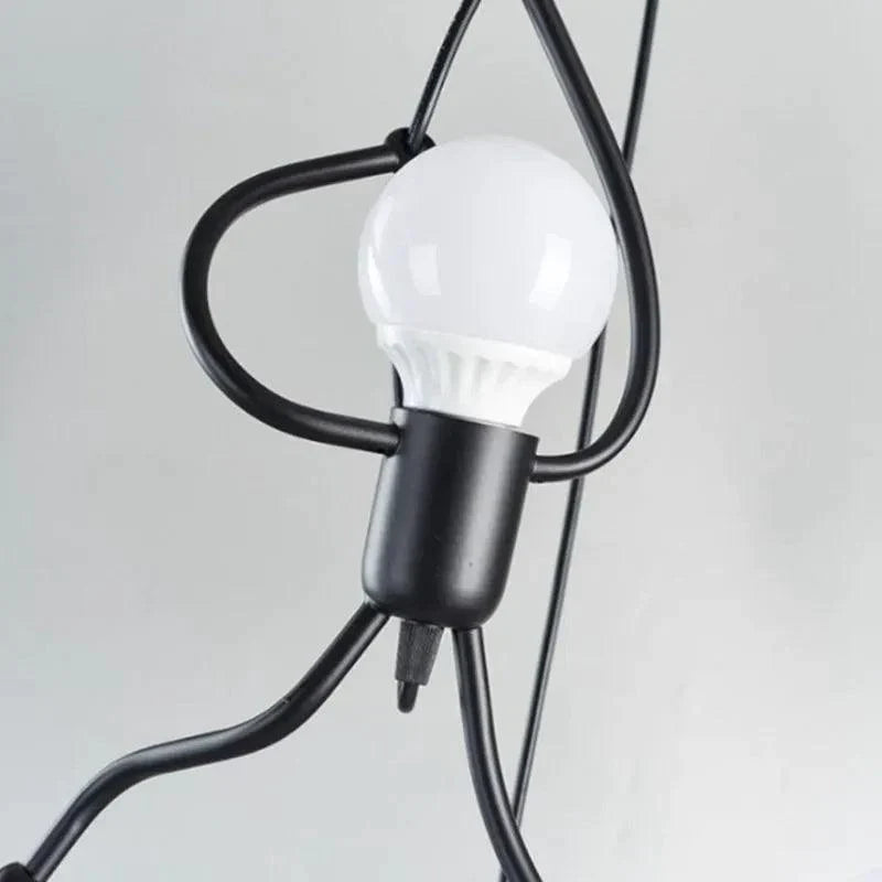Justerbar taklampe i minimalistisk, moderne design. Svart LED-belysning skaper stilfull atmosfære i stue.