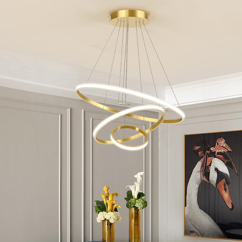 "Moderne taklampe med justerbare lysmoduser, minimalistisk design av tre ringer i aluminium."