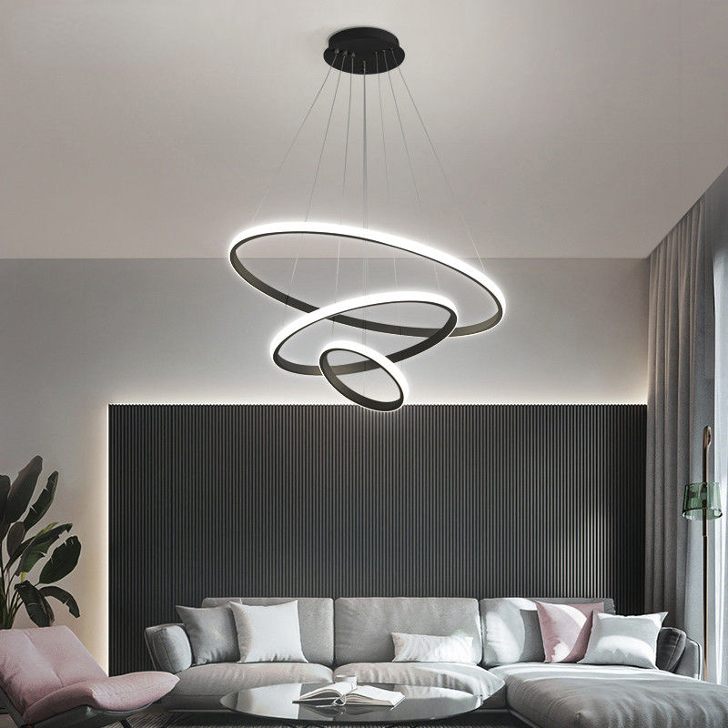 "Moderne taklampe med justerbare lysmoduser, minimalistisk design av tre ringer i aluminium."