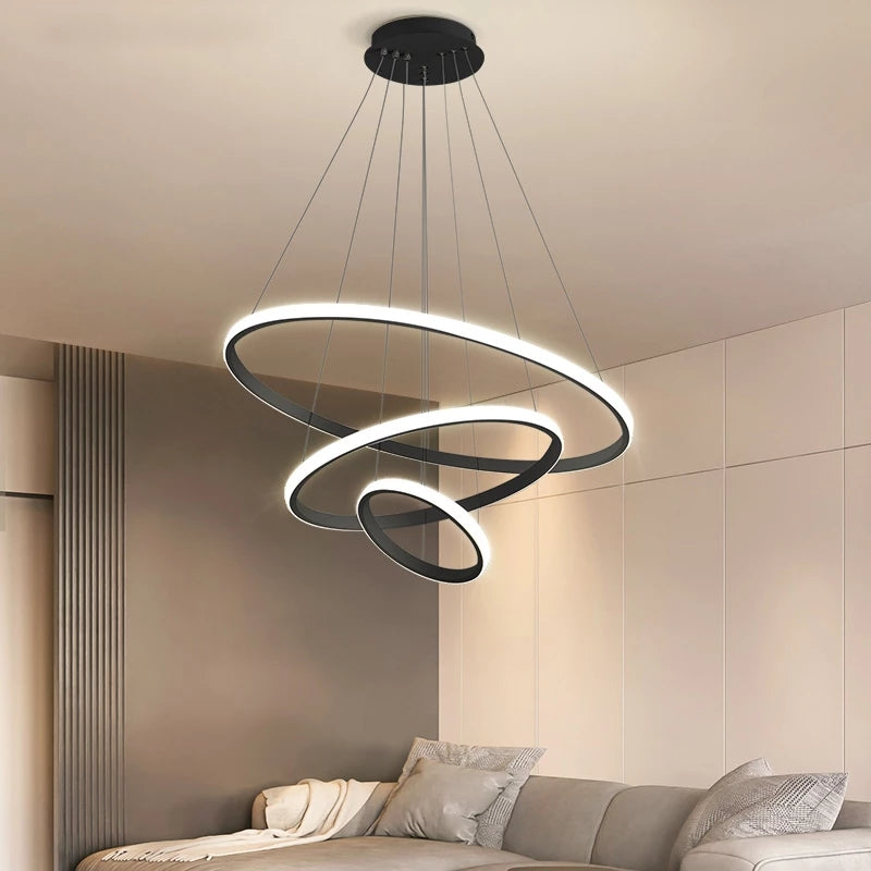 "Moderne taklampe med justerbare lysmoduser, minimalistisk design av tre ringer i aluminium."
