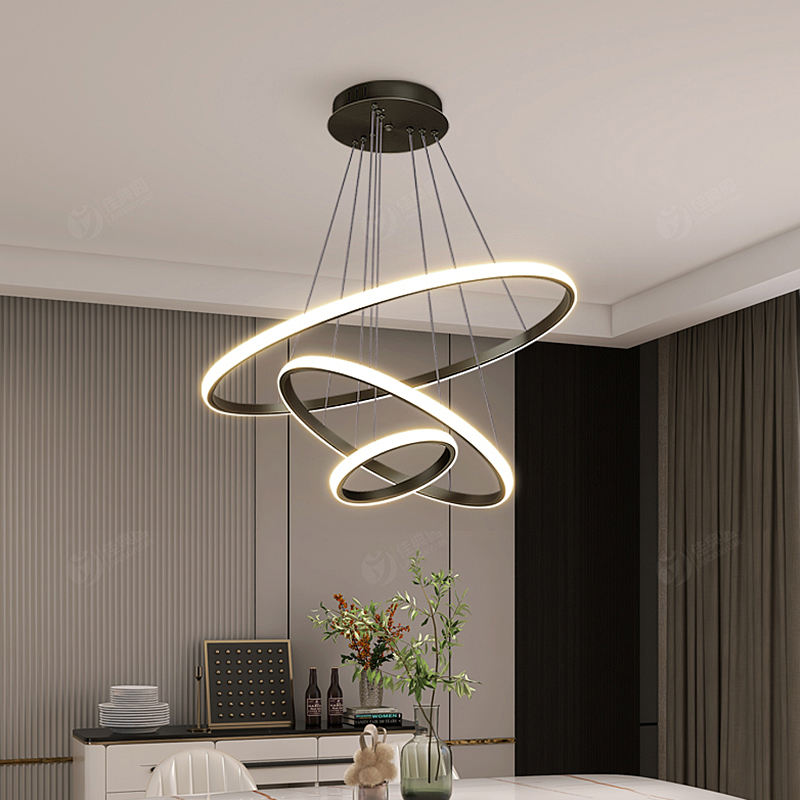 "Moderne taklampe med justerbare lysmoduser, minimalistisk design av tre ringer i aluminium."