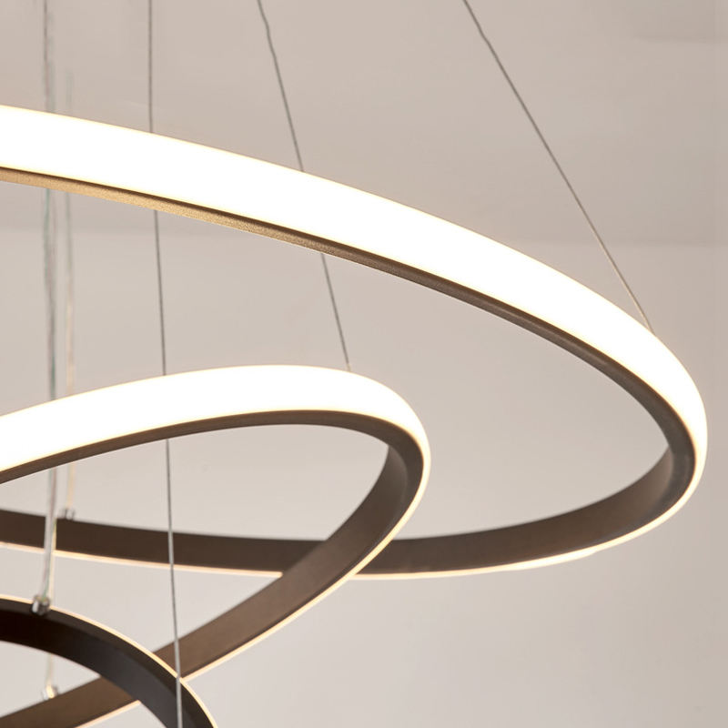 "Moderne taklampe med justerbare lysmoduser, minimalistisk design av tre ringer i aluminium."