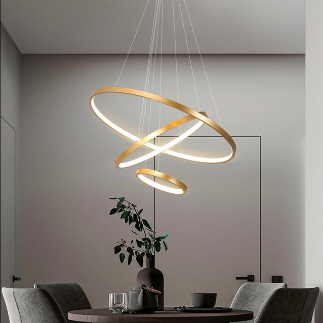 "Moderne taklampe med justerbare lysmoduser, minimalistisk design av tre ringer i aluminium."