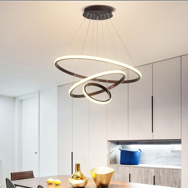 "Moderne taklampe med justerbare lysmoduser, minimalistisk design av tre ringer i aluminium."