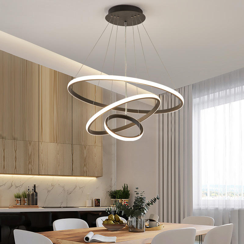 "Moderne taklampe med justerbare lysmoduser, minimalistisk design av tre ringer i aluminium."