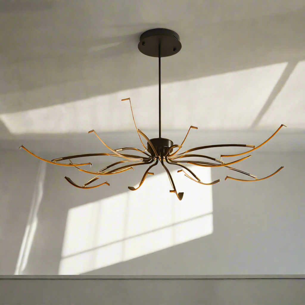"Moderne taklampe med luster design og LED-lys, elegante gull- og svartdetaljer. Tilgjengelig i 8 og 12 armer."