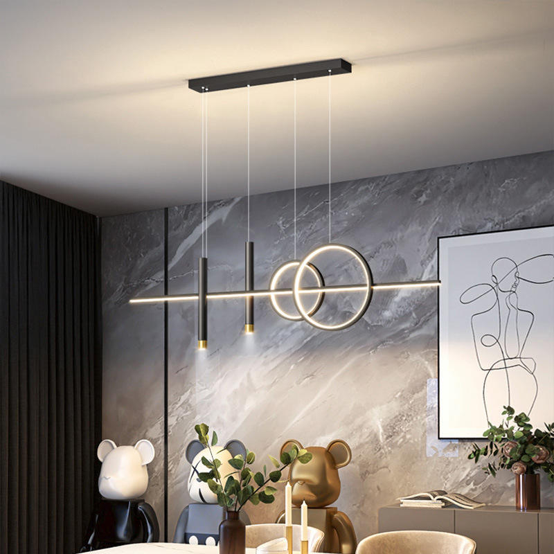 "Moderne taklampe med tre ringer, stilren og justerbar belysning, perfekt for minimalistisk interiør."