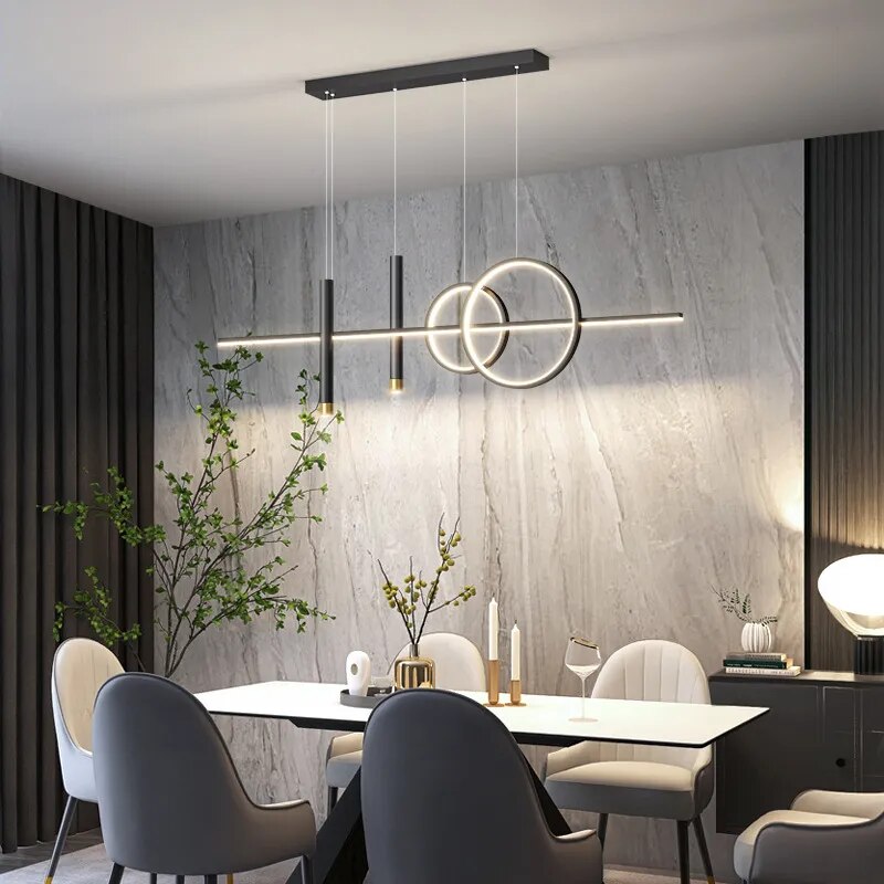 "Moderne taklampe med tre ringer, stilren og justerbar belysning, perfekt for minimalistisk interiør."