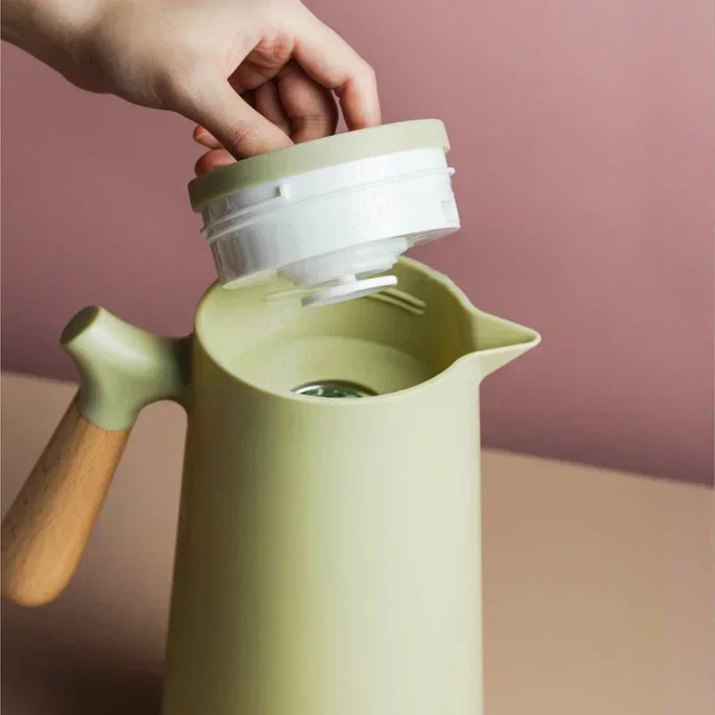 Elegant designflaske for kontor og hverdag. Isolerende vannflaske holder kaffe varm eller vann kald hele dagen.
