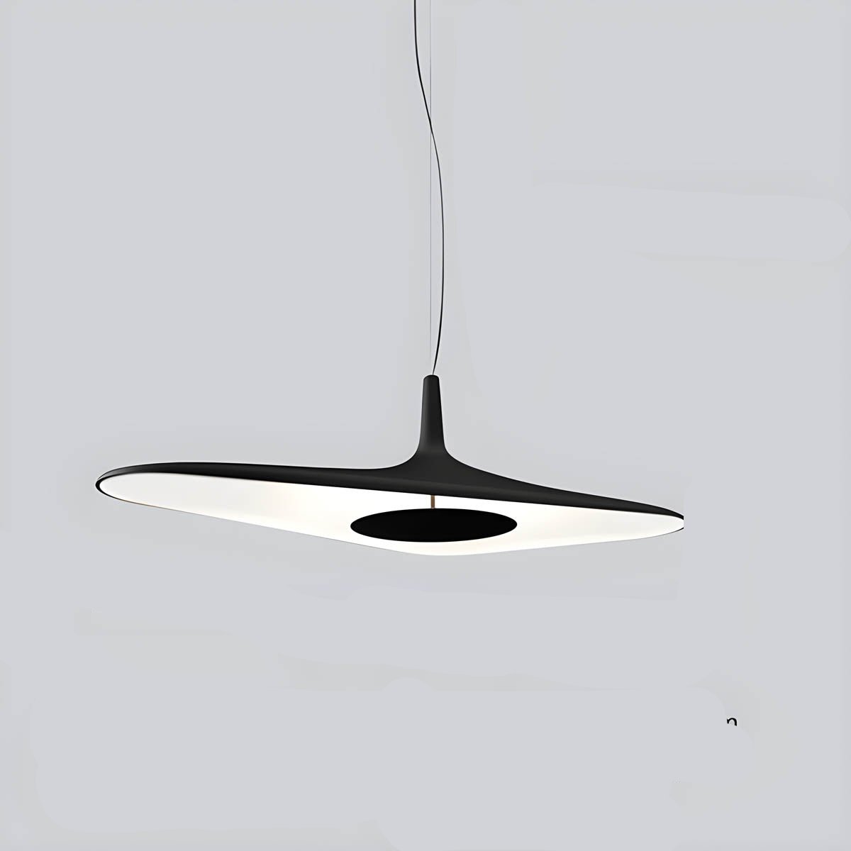 "Moderne TIPI pendellampe med unik design, slank form i hvit harpiks, perfekt for elegant innredning. Taklampe LED."