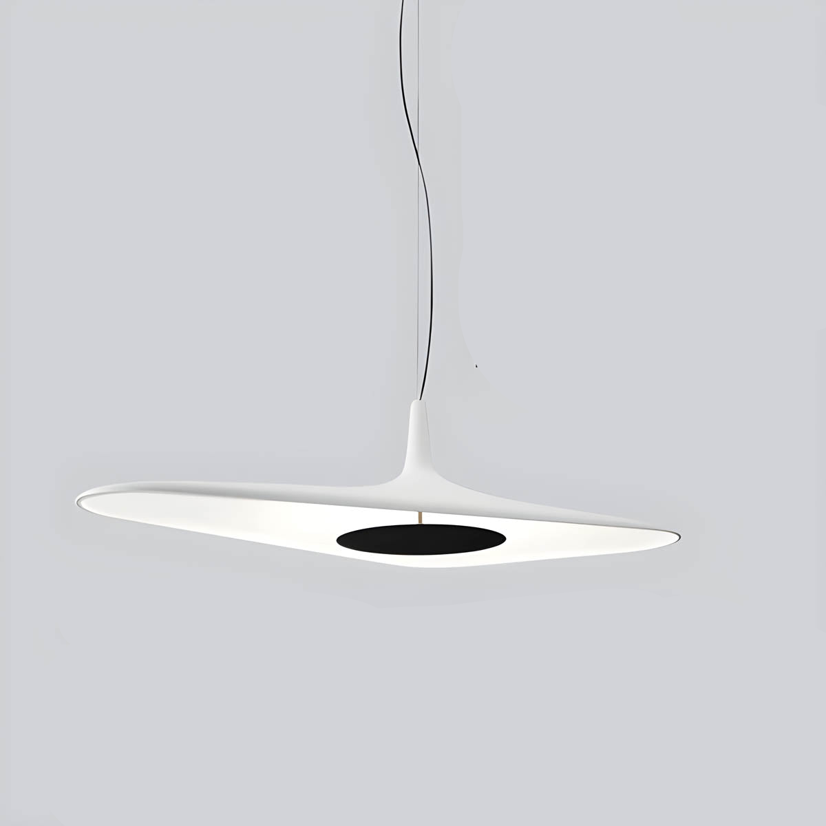 "Moderne TIPI pendellampe med unik design, slank form i hvit harpiks, perfekt for elegant innredning. Taklampe LED."