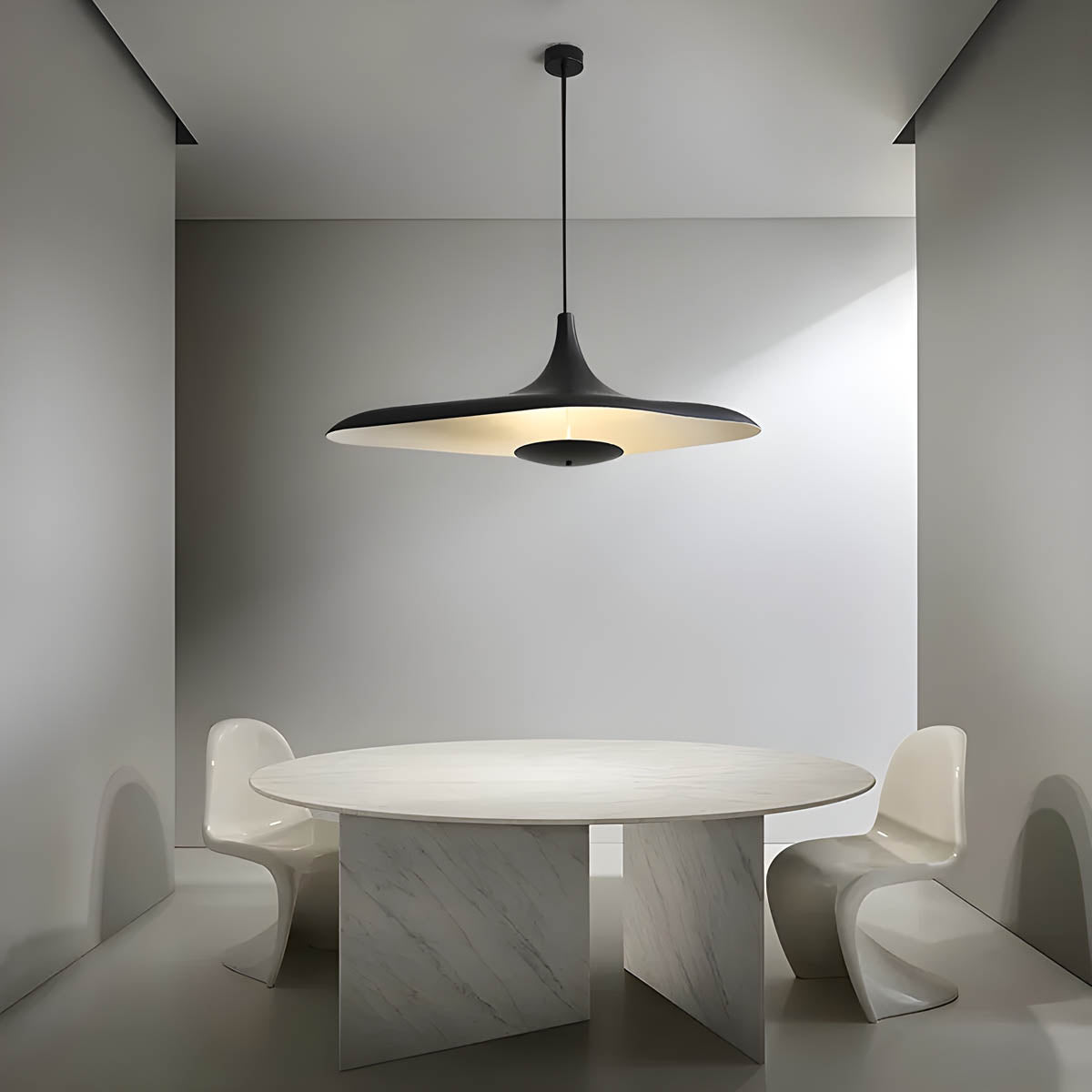 "Moderne TIPI pendellampe med unik design, slank form i hvit harpiks, perfekt for elegant innredning. Taklampe LED."