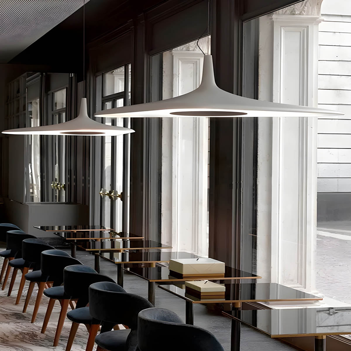 "Moderne TIPI pendellampe med unik design, slank form i hvit harpiks, perfekt for elegant innredning. Taklampe LED."