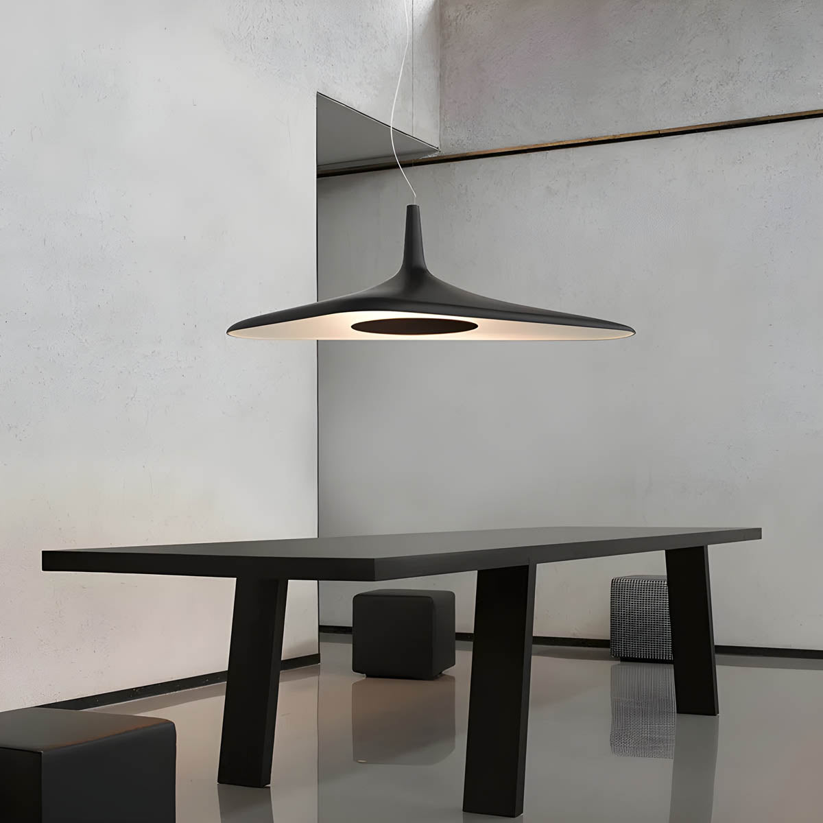 "Moderne TIPI pendellampe med unik design, slank form i hvit harpiks, perfekt for elegant innredning. Taklampe LED."