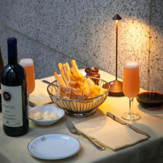 Portabel LED bordlampe med dimbar belysning. Ideell for hage, balkong og innendørs hygge. Vanntett.