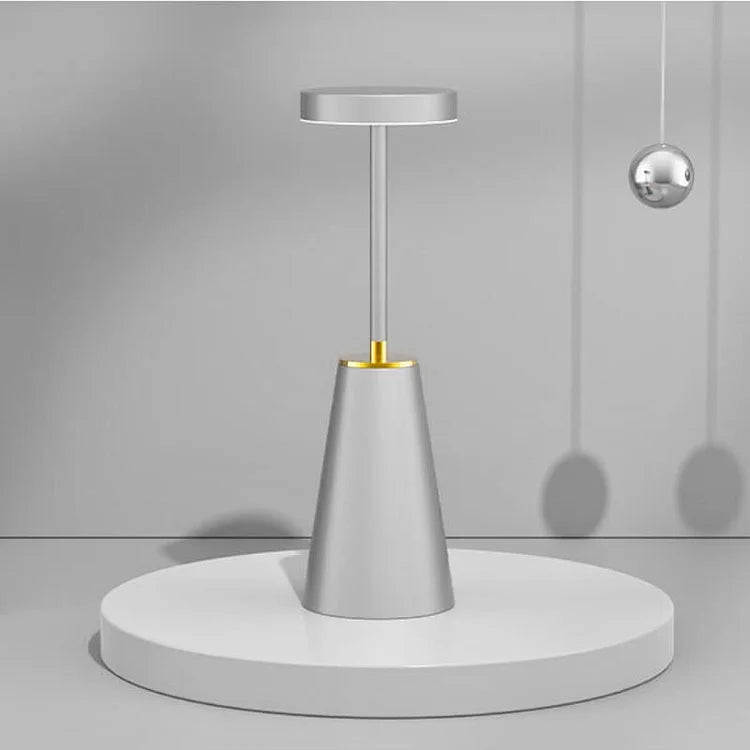"Moderne trådløs LED bordlampe med justerbar lysstyrke, konisk rustfri aluminium, matt finish, stilfullt design."