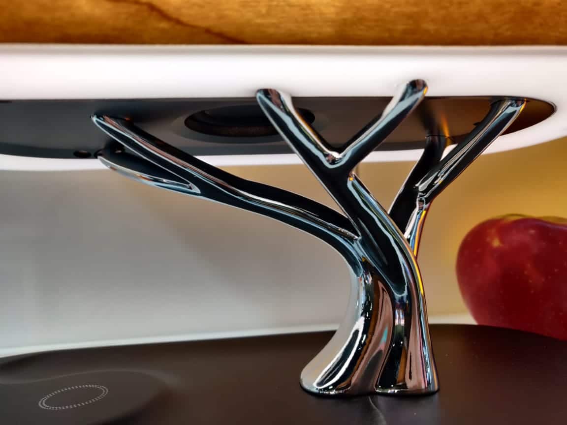 Minimalistisk LED-bordlampe i tre, integrerer trådløs lading og Bluetooth-høyttaler sømløst.