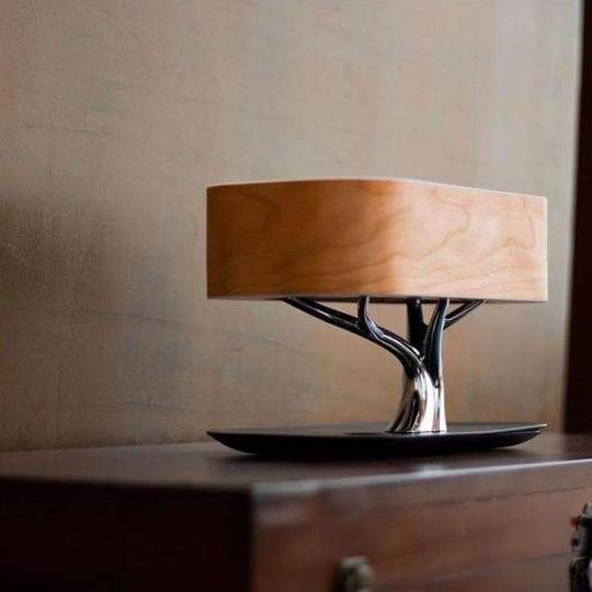 Smartlampe i tre, en ideell kombinasjon av LED-lys, trådløs lading og musikk for hjemmedekor.