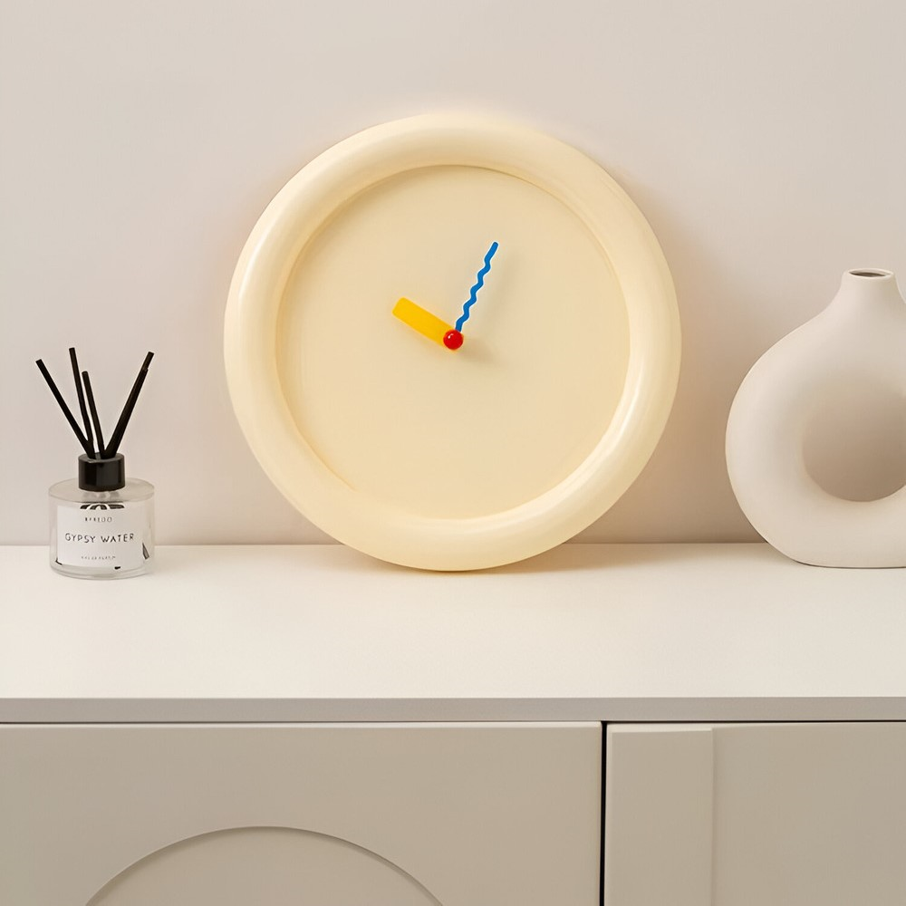 Fargerik moderne veggklokke, 30 cm. Dekorativ interiørdetalj for et stilrent hjem.