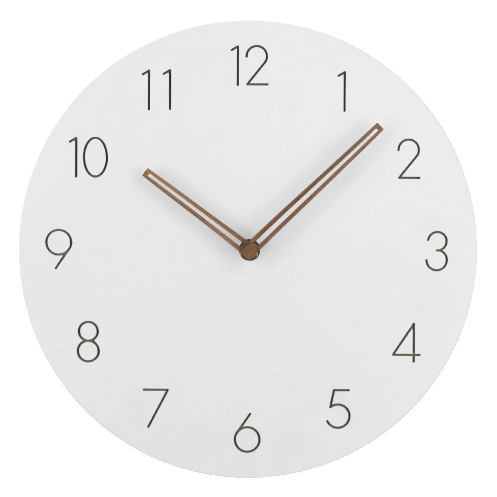 Tidløs moderne veggklokke med minimalistisk uttrykk. Et funksjonelt og elegant tillegg til interiøret.