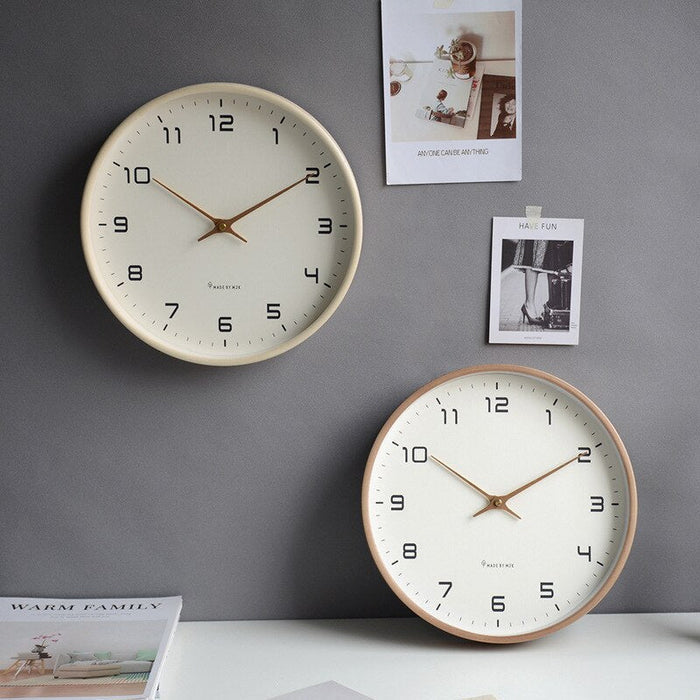 Stilren og moderne veggklokke for interiør. Stille design, perfekt for både hjemmekontor og stue, i brun/beige.