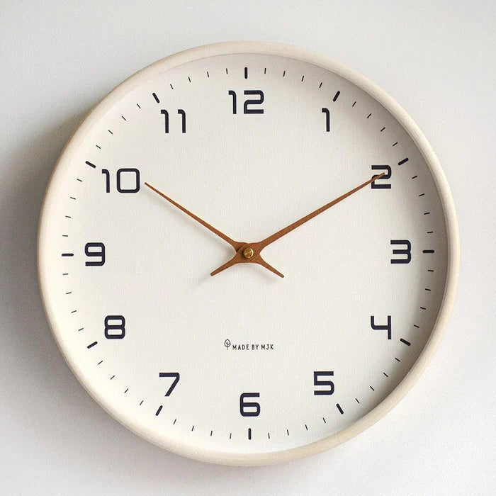 Tidløs brun/beige veggklokke med moderne og stilrent design. Passer perfekt som innendørs interiør i hjem og kontor.