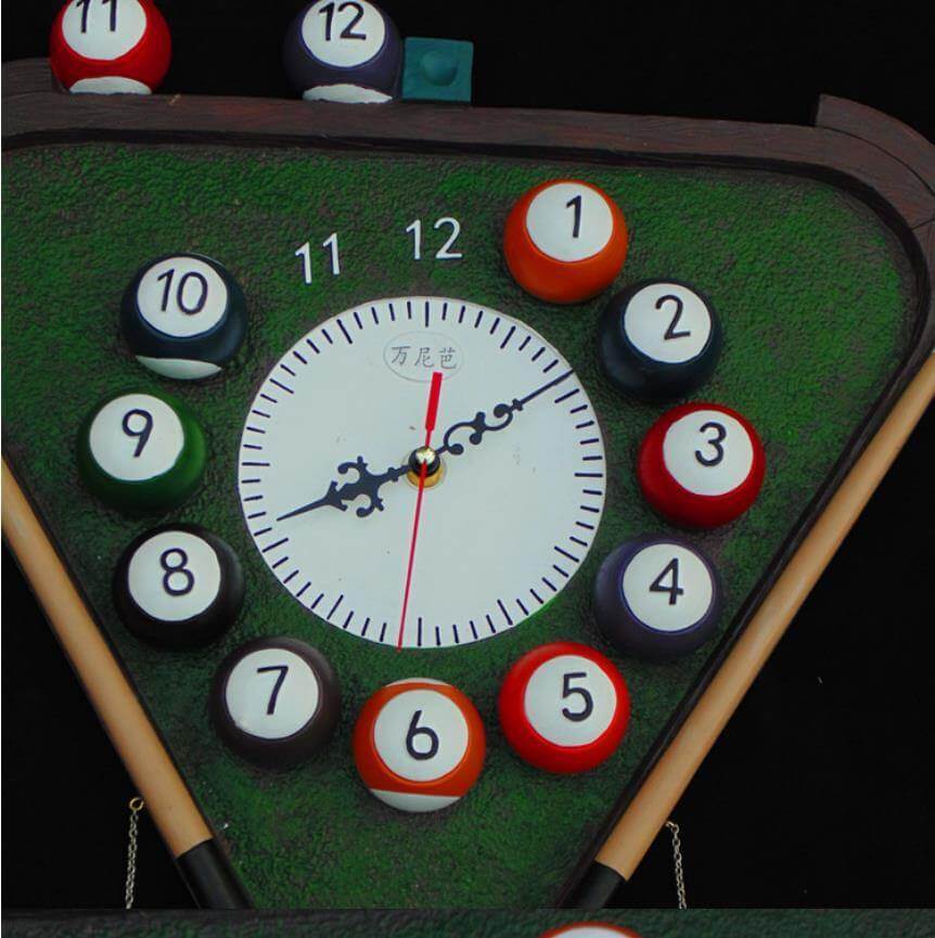 Stilfull veggklokke til spillrom. Unikt design inspirert av et bassengbord, flott interiørdetalj.