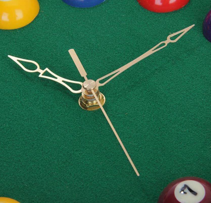 Gaveidé: Bassengklokke for herrerom eller hjemmebar. Moderne veggklokke med billiardtema.