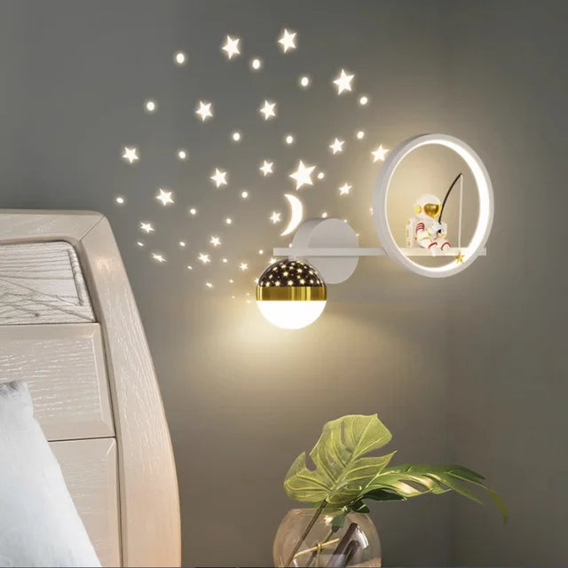 Lekent design vegglampe, et koselig nattlys for barn. Gir myk og trygg belysning til barnerommet.