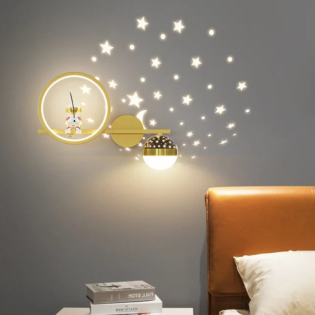 Stilig interiør barn: Hvit moderne vegglampe som passer perfekt som nattlys i ethvert barnerom.
