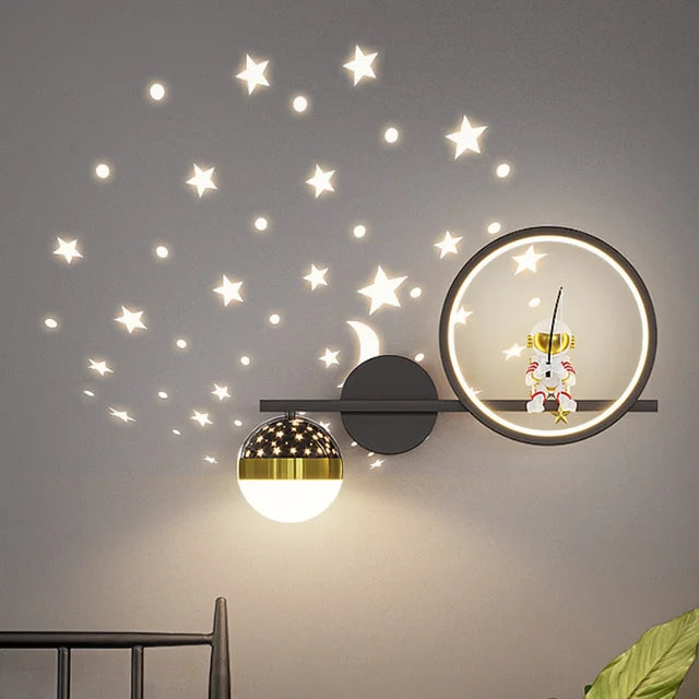 Vegglampe barnelys med varmt, koselig lys. Ideell for avslappende kveldsrutiner og moderne barnerom.