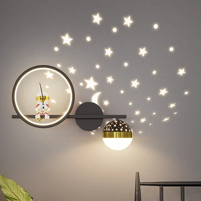 Søt barnelys vegglampe, lekent design som lyser opp barnerommet. Perfekt for lesing og nattlige eventyr.
