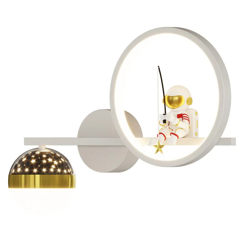 Dekorativ vegglampe til barnerom. Lekfullt og moderne design som gir koselig nattlys for smårollingenes kveldsrutiner.