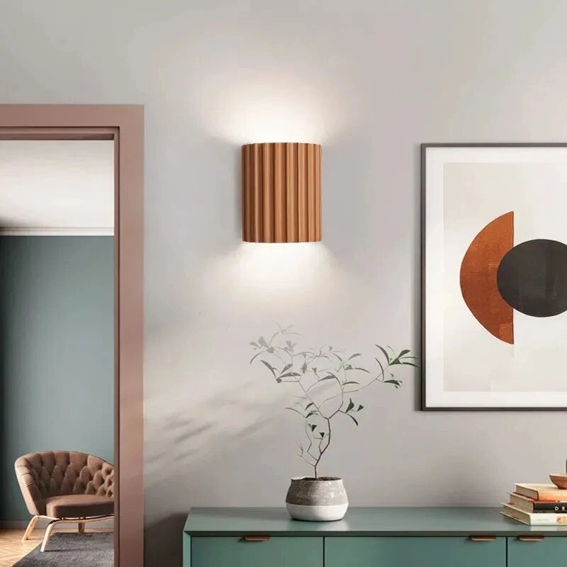 Moderne vegglampe for interiørdekor, skaper varm og innbydende stemning med LED-lys.