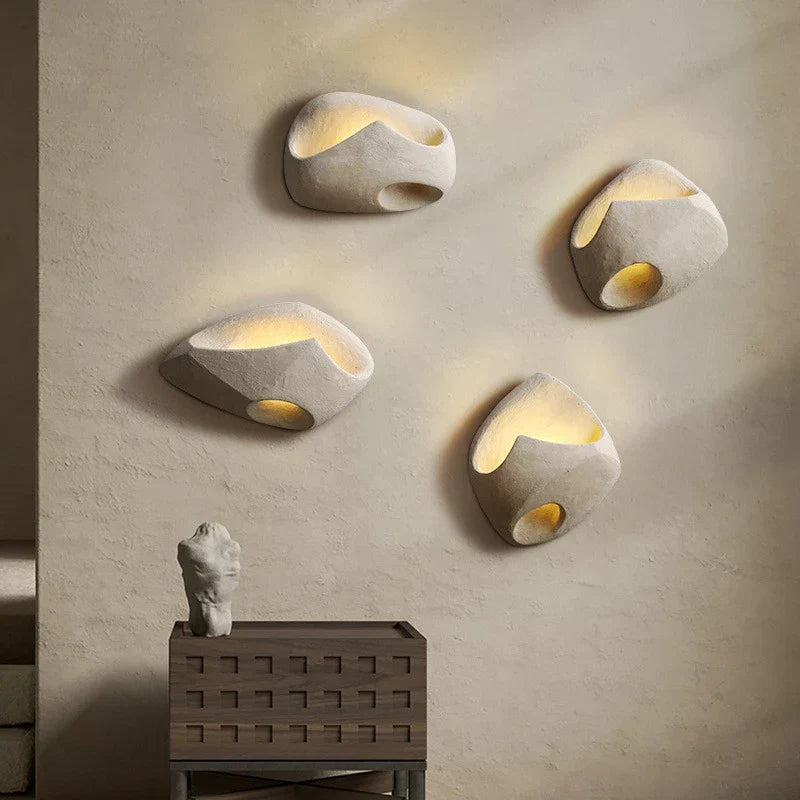 "Moderne vegglampe i art deco stil med LED-lys, industriell sjarm og harpiksfinish, gir varm atmosfære til rommet."