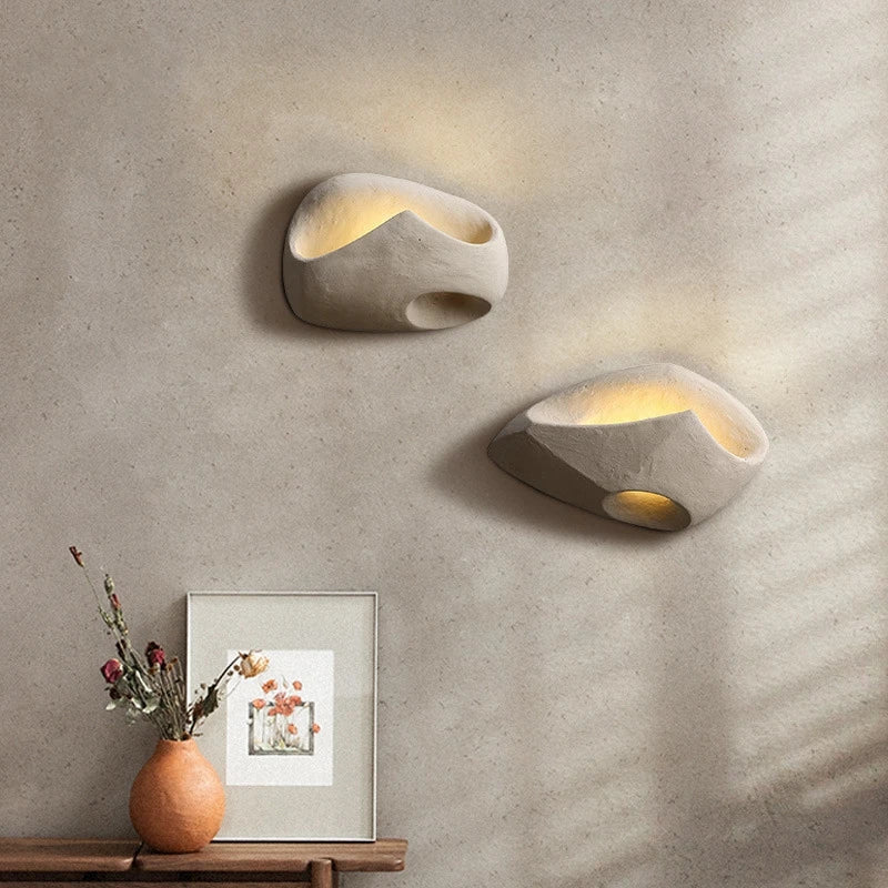 "Moderne vegglampe i art deco stil med LED-lys, industriell sjarm og harpiksfinish, gir varm atmosfære til rommet."
