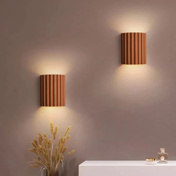 Elegant, minimalistisk designlampe veggmontert. Gir varm atmosfære til hjemmeinnredning.